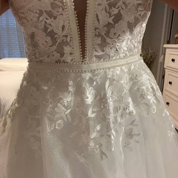 Brand new bridal dress. - Picture 9 of 13